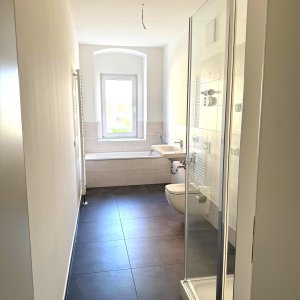 Bsp. Tageslichtbad mit Wanne und Dusche