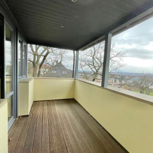 überdachter Südbalkon mit Halogenlampen