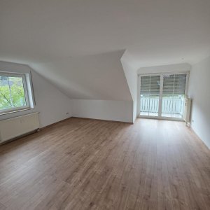 Wohnzimmer mit Balkon