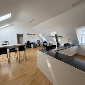 geräumiges Büro