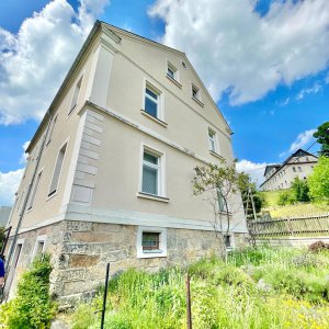 Hausansicht in Hanglage