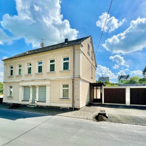 Hausansicht mit Garage