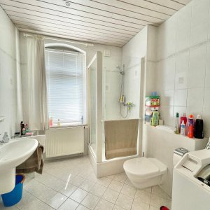 Tageslichtbad mit Dusche und WM-Anschluss im 1. OG