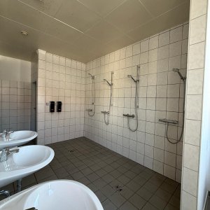 Sanitäranlagen mit Duschen