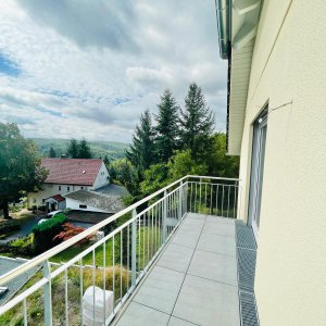 großer Balkon mit Fernblick