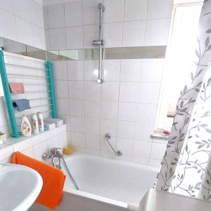 Tageslichtbad mit Wanne