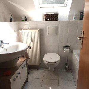 Tageslichtbad mit Wanne