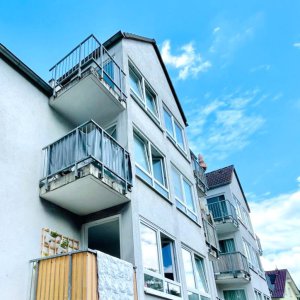Hausansicht mit Balkonen