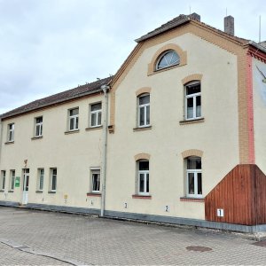 Haus mit Gewerbe im 1. OG