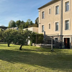 weitläufiger Garten mit Terrasse