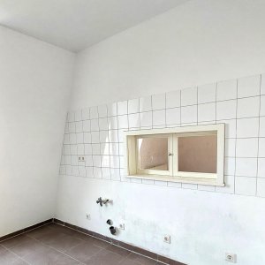 Bsp. Küche mit Durchreiche und Fliesenspiegel