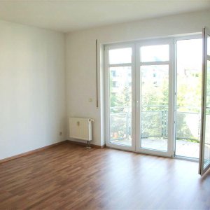 Wohnzimmer mit Südbalkon & Außenjalousie