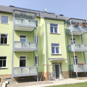 Hausansicht mit Balkonen