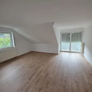 Wohnzimmer mit Blick auf Balkon