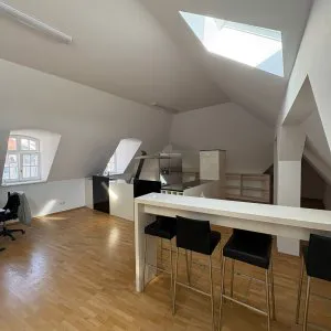 geräumiges Büro