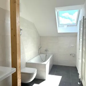 Tageslichtbad mit Wanne