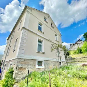 Hausansicht in Hanglage