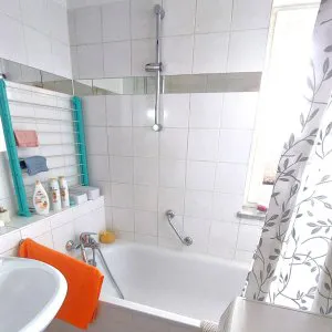 Tageslichtbad mit Wanne