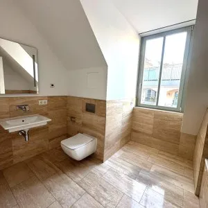 Tageslichtbad mit Wanne