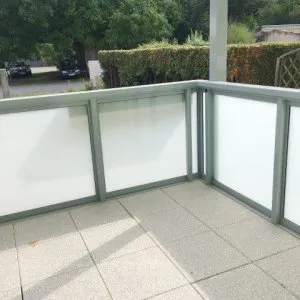 Balkon mit Milchglas Brüstung