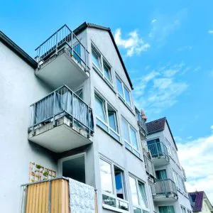 Hausansicht mit Balkonen